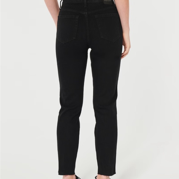 Hollister ULTRA HIGH-RISE BLACK MOM JEANS - Picture 5 of 8